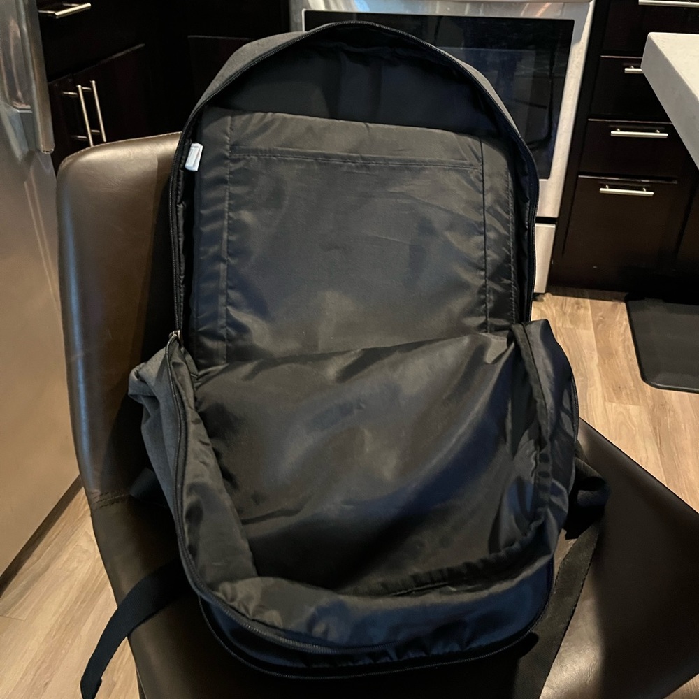 Grey Case Logic Backpack - Picture 4 of 5